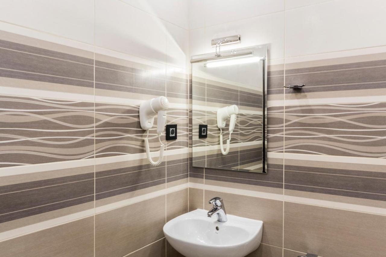 Madison Inn Suites - Wilson'S Square Белград Стая снимка